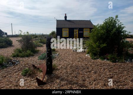 Prospect Cottage anciennement la maison du réalisateur et artiste Derek Jarman sur la côte à Dungeness, Kent. Angleterre Royaume-Uni Banque D'Images