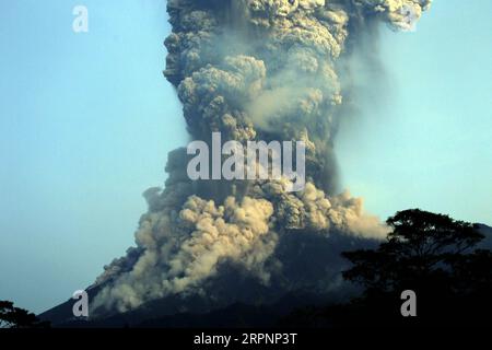 Bilder des Jahres 2020, News 03 März News Themen der Woche KW10 News Bilder des Tages 200303 -- JAVA CENTRAL, 3 mars 2020 -- le mont Merapi entre en éruption sur cette photo prise du village de Balerante, Java central, Indonésie, le 3 mars 2020. L’un des volcans les plus actifs d’Indonésie, le mont Merapi, est entré en éruption plus tôt mardi, crachant une colonne de cendres épaisses jusqu’à six km de haut et se posant comme un potentiel de perturbation des vols, a déclaré un haut responsable. Photo de Budi Siswato/Xinhua INDONÉSIE-JAVA-CENTRAL-MOUNT MERAPI-ÉRUPTION BudixSiswanto PUBLICATIONxNOTxINxCHN Banque D'Images