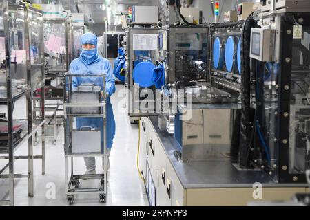 200303 -- CHONGQING, le 3 mars 2020 -- un ouvrier se rend à l'atelier d'emballage d'oscillateurs à quartz de la TXC Chongqing Corporation dans la zone Hi-tech de Chongqing, dans le sud-ouest de la Chine, le 3 mars 2020. La zone Hi-tech de Chongqing a déployé des politiques pour aider les entreprises à reprendre leur production pendant la lutte contre le nouveau coronavirus. Un total de 1 598 entreprises impliquant 102 894 travailleurs dans la zone ont repris la production et l'exploitation à midi de mardi. CHINE-CHONGQING-HI-TECH ZONE-NOUVEAU CORONAVIRUS-REPRISE DE LA PRODUCTION CN WANGXQUANCHAO PUBLICATIONXNOTXINXCHN Banque D'Images