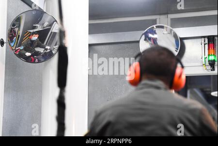200303 -- CHONGQING, le 3 mars 2020 -- Un ouvrier teste les motos à Loncin Motor Co., Ltd. Dans la zone Hi-tech de Chongqing, dans le sud-ouest de la Chine, le 3 mars 2020. La zone Hi-tech de Chongqing a déployé des politiques pour aider les entreprises à reprendre leur production pendant la lutte contre le nouveau coronavirus. Un total de 1 598 entreprises impliquant 102 894 travailleurs dans la zone ont repris la production et l'exploitation à midi de mardi. CHINE-CHONGQING-HI-TECH ZONE-NOUVEAU CORONAVIRUS-REPRISE DE LA PRODUCTION CN WANGXQUANCHAO PUBLICATIONXNOTXINXCHN Banque D'Images