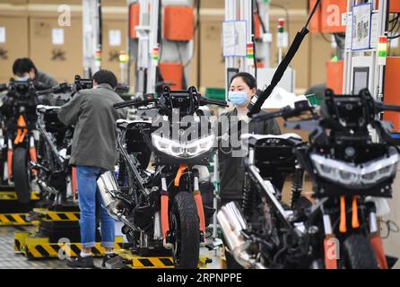 200303 -- CHONGQING, le 3 mars 2020 -- travail du personnel à l'atelier de moteurs de moto de Loncin Motor Co., Ltd. Dans la zone Hi-tech de Chongqing, au sud-ouest de la Chine, le 3 mars 2020. La zone Hi-tech de Chongqing a déployé des politiques pour aider les entreprises à reprendre leur production pendant la lutte contre le nouveau coronavirus. Un total de 1 598 entreprises impliquant 102 894 travailleurs dans la zone ont repris la production et l'exploitation à midi de mardi. CHINE-CHONGQING-HI-TECH ZONE-NOUVEAU CORONAVIRUS-REPRISE DE LA PRODUCTION CN WANGXQUANCHAO PUBLICATIONXNOTXINXCHN Banque D'Images