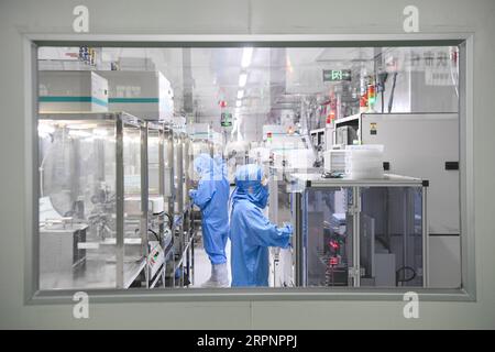 200303 -- CHONGQING, 3 mars 2020 -- travail du personnel à l'atelier d'emballage d'oscillateurs à quartz de TXC Chongqing Corporation dans la zone Hi-tech de Chongqing, au sud-ouest de la Chine, 3 mars 2020. La zone Hi-tech de Chongqing a déployé des politiques pour aider les entreprises à reprendre leur production pendant la lutte contre le nouveau coronavirus. Un total de 1 598 entreprises impliquant 102 894 travailleurs dans la zone ont repris la production et l'exploitation à midi de mardi. CHINE-CHONGQING-HI-TECH ZONE-NOUVEAU CORONAVIRUS-REPRISE DE LA PRODUCTION CN WANGXQUANCHAO PUBLICATIONXNOTXINXCHN Banque D'Images