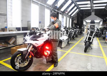 200303 -- CHONGQING, le 3 mars 2020 -- Un ouvrier teste les motos à l'atelier de production de motos de Loncin Motor Co., Ltd. Dans la zone Hi-tech de Chongqing, au sud-ouest de la Chine, le 3 mars 2020. La zone Hi-tech de Chongqing a déployé des politiques pour aider les entreprises à reprendre leur production pendant la lutte contre le nouveau coronavirus. Un total de 1 598 entreprises impliquant 102 894 travailleurs dans la zone ont repris la production et l'exploitation à midi de mardi. CHINE-CHONGQING-HI-TECH ZONE-NOUVEAU CORONAVIRUS-REPRISE DE LA PRODUCTION CN WANGXQUANCHAO PUBLICATIONXNOTXINXCHN Banque D'Images
