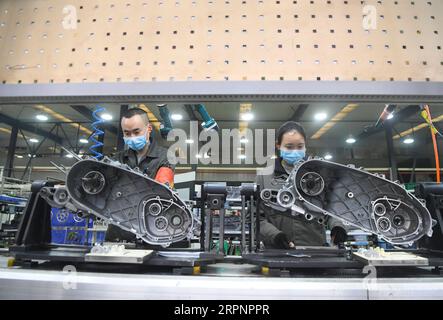 200303 -- CHONGQING, le 3 mars 2020 -- le personnel travaille à l'atelier de production de motos de Loncin Motor Co., Ltd. Dans la zone Hi-tech de Chongqing, au sud-ouest de la Chine, le 3 mars 2020. La zone Hi-tech de Chongqing a déployé des politiques pour aider les entreprises à reprendre leur production pendant la lutte contre le nouveau coronavirus. Un total de 1 598 entreprises impliquant 102 894 travailleurs dans la zone ont repris la production et l'exploitation à midi de mardi. CHINE-CHONGQING-HI-TECH ZONE-NOUVEAU CORONAVIRUS-REPRISE DE LA PRODUCTION CN WANGXQUANCHAO PUBLICATIONXNOTXINXCHN Banque D'Images