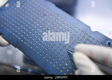 200303 -- CHONGQING, le 3 mars 2020 -- un travailleur travaille à l'atelier d'emballage d'oscillateurs à quartz de la TXC Chongqing Corporation dans la zone Hi-tech de Chongqing, dans le sud-ouest de la Chine, le 3 mars 2020. La zone Hi-tech de Chongqing a déployé des politiques pour aider les entreprises à reprendre leur production pendant la lutte contre le nouveau coronavirus. Un total de 1 598 entreprises impliquant 102 894 travailleurs dans la zone ont repris la production et l'exploitation à midi de mardi. CHINE-CHONGQING-HI-TECH ZONE-NOUVEAU CORONAVIRUS-REPRISE DE LA PRODUCTION CN WANGXQUANCHAO PUBLICATIONXNOTXINXCHN Banque D'Images