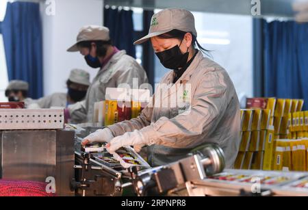 200303 -- CHONGQING, le 3 mars 2020 -- le personnel travaille à l'atelier d'emballage de Chongqing sino Bio-Pharmaceutical Co., Ltd. Dans la zone Hi-tech de Chongqing, au sud-ouest de la Chine, le 3 mars 2020. La zone Hi-tech de Chongqing a déployé des politiques pour aider les entreprises à reprendre leur production pendant la lutte contre le nouveau coronavirus. Un total de 1 598 entreprises impliquant 102 894 travailleurs dans la zone ont repris la production et l'exploitation à midi de mardi. CHINE-CHONGQING-HI-TECH ZONE-NOUVEAU CORONAVIRUS-REPRISE DE LA PRODUCTION CN WANGXQUANCHAO PUBLICATIONXNOTXINXCHN Banque D'Images