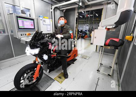 200303 -- CHONGQING, le 3 mars 2020 -- Un ouvrier teste les motos à Loncin Motor Co., Ltd. Dans la zone Hi-tech de Chongqing, dans le sud-ouest de la Chine, le 3 mars 2020. La zone Hi-tech de Chongqing a déployé des politiques pour aider les entreprises à reprendre leur production pendant la lutte contre le nouveau coronavirus. Un total de 1 598 entreprises impliquant 102 894 travailleurs dans la zone ont repris la production et l'exploitation à midi de mardi. CHINE-CHONGQING-HI-TECH ZONE-NOUVEAU CORONAVIRUS-REPRISE DE LA PRODUCTION CN WANGXQUANCHAO PUBLICATIONXNOTXINXCHN Banque D'Images