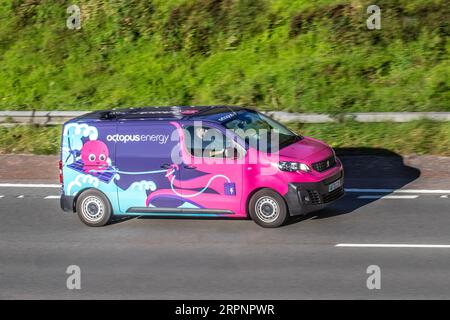 OCTOPUS Energy 2022 décoré Peugeot Expert Professional L1 EV, 136 Electric 50Kwh XS1000 L1H1 SWB Auto Start/Stop LCV Electricité 100 kW ; se déplaçant à grande vitesse sur l'autoroute M6 dans le Grand Manchester, Royaume-Uni Banque D'Images