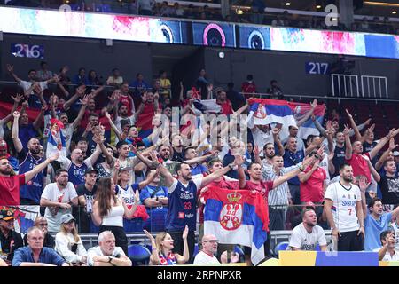 Manille, Philippines. 5 septembre 2023. Les supporters de Serbie se réjouissent lors du quart de finale entre la Lituanie et la Serbie à la coupe du monde FIBA 2023 à Manille, aux Philippines, le 5 septembre 2023. Crédit : Wu Zhuang/Xinhua/Alamy Live News Banque D'Images