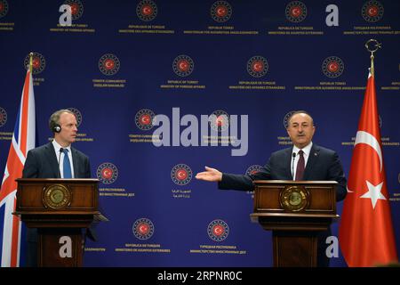 200303 -- ANKARA, le 3 mars 2020 Xinhua -- le ministre turc des Affaires étrangères Mevlut Cavusoglu R et le ministre britannique des Affaires étrangères Dominic Raab assistent à une conférence de presse conjointe à Ankara, Turquie, le 3 mars 2020. Cavusoglu et Raab ont discuté mardi de l’opération turque en cours dans la province syrienne d’Idlib et du flux migratoire vers l’Europe, a rapporté l’agence publique Anadolu. Photo Mustafa Kaya/Xinhua TURQUIE-ANKARA-FM-UK-FOREIGN SECRETARY-SYRIA-IDLIB PUBLICATIONXNOTXINXCHN Banque D'Images