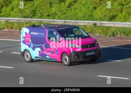 OCTOPUS Energy 2022 (72) décoré Peugeot Expert Professional L1 EV, 136 Electric 50Kwh XS1000 L1H1 SWB Auto Start/Stop LCV Electricité 100 kW ; se déplaçant à grande vitesse sur l'autoroute M6 dans le Grand Manchester, Royaume-Uni Banque D'Images
