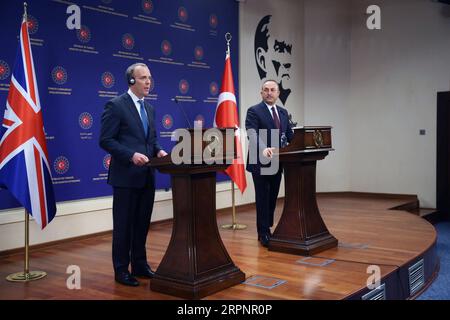 200303 -- ANKARA, le 3 mars 2020 Xinhua -- le ministre turc des Affaires étrangères Mevlut Cavusoglu R et le ministre britannique des Affaires étrangères Dominic Raab assistent à une conférence de presse conjointe à Ankara, Turquie, le 3 mars 2020. Cavusoglu et Raab ont discuté mardi de l’opération turque en cours dans la province syrienne d’Idlib et du flux migratoire vers l’Europe, a rapporté l’agence publique Anadolu. Photo Mustafa Kaya/Xinhua TURQUIE-ANKARA-FM-UK-FOREIGN SECRETARY-SYRIA-IDLIB PUBLICATIONXNOTXINXCHN Banque D'Images