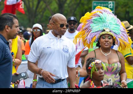 Le maire de New York, Eric Adams, participe au défilé annuel de la Journée des Indiens de l'Ouest dans le quartier de Brooklyn à New York. (Photo de Ryan Rahman/Pacific Press) Banque D'Images