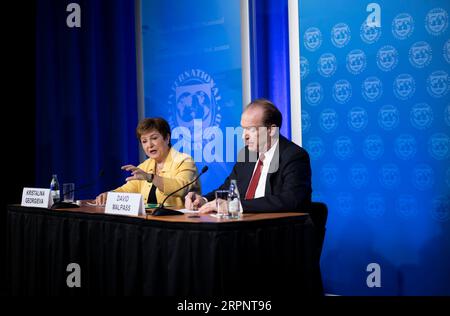 200304 -- WASHINGTON, le 4 mars 2020 -- la Directrice générale du FMI, Kristalina Georgieva L, et le Président de la Banque mondiale, David Malpass, assistent à une conférence de presse à Washington D.C., aux États-Unis, le 4 mars 2020. L’organe d’élaboration des politiques du Fonds monétaire international FMI s’est engagé mercredi à fournir le soutien nécessaire pour atténuer l’impact économique et financier de l’épidémie actuelle de COVID-19. ÉTATS-UNIS-WASHINGTON D.C.-IMFC-COVID-19-CONFÉRENCE DE PRESSE LIUXJIE PUBLICATIONXNOTXINXCHN Banque D'Images