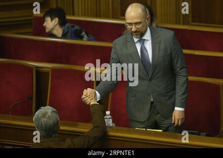 200304 -- KIEV, le 4 mars 2020 Xinhua -- Denys Shmyhal est félicité par un parlementaire après avoir été nommé Premier ministre au Parlement de Kiev, Ukraine, le 4 mars 2020. Le Parlement ukrainien, la Verkhovna Rada, a nommé Denys Shmyhal Premier ministre ukrainien, selon le site officiel du Parlement mercredi. Photo de Sergey Starostenko/Xinhua UKRAINE-KIEV-NOUVEAU PREMIER MINISTRE-DENYS SHMYHAL PUBLICATIONxNOTxINxCHN Banque D'Images