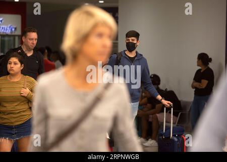 200305 -- BUENOS AIRES, le 5 mars 2020 -- Un passager porte un masque à l'aéroport international Ezeiza de Buenos Aires, Argentine, le 4 mars 2020. L’Argentine a intensifié les mesures sanitaires à l’aéroport international d’Ezeiza, dans la capitale Buenos Aires, un jour après l’annonce de son premier cas mardi. Photo de Martin Zabala/Xinhua ARGENTINA-BUENOS AIRES-AIRPORT-PROTECTION NixRuijie PUBLICATIONxNOTxINxCHN Banque D'Images