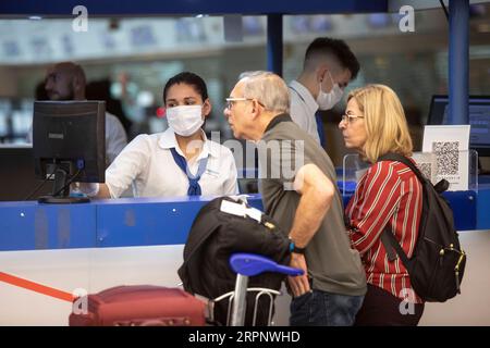 200305 -- BUENOS AIRES, le 5 mars 2020 -- Un membre du personnel porte un masque à l'aéroport international Ezeiza de Buenos Aires, Argentine, le 4 mars 2020. L’Argentine a intensifié les mesures sanitaires à l’aéroport international d’Ezeiza, dans la capitale Buenos Aires, un jour après l’annonce de son premier cas mardi. Photo de Martin Zabala/Xinhua ARGENTINA-BUENOS AIRES-AIRPORT-PROTECTION NixRuijie PUBLICATIONxNOTxINxCHN Banque D'Images