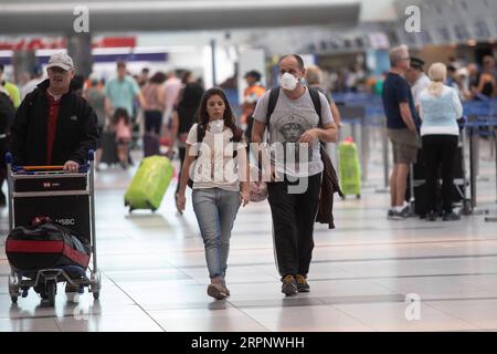 200305 -- BUENOS AIRES, le 5 mars 2020 -- les passagers portent des masques à l'aéroport international d'Ezeiza, à 35 km de la ville de Buenos Aires, Argentine, le 4 mars 2020. Les autorités argentines ont confirmé mardi le premier cas de COVID-19 dans le pays. Photo de Martin Zabala/Xinhua ARGENTINA-BUENOS AIRES-AIRPORT-PROTECTION NixRuijie PUBLICATIONxNOTxINxCHN Banque D'Images