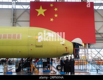 200307 -- SHANGHAI, le 7 mars 2020 -- des techniciens travaillent sur la chaîne de fabrication de l'avion ARJ21 chinois dans une usine à Shanghai, dans l'est de la Chine, le 6 mars 2020. L'usine de commercial Aircraft Corporation of China Ltd. À Shanghai a repris sa production dans un contexte de prévention et de lutte contre les épidémies. CHINE-SHANGHAI-AVIONS RÉGIONAUX-ARJ21-REPRISE DE PRODUCTION CN DINGXTING PUBLICATIONXNOTXINXCHN Banque D'Images