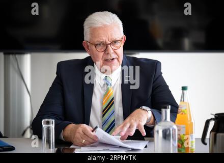 05 septembre 2023, Basse-Saxe, Dötlingen : Friedrich-Otto Ripke, président de l'Association des volailles de Basse-Saxe (NGW), prend la parole lors d'une conférence de presse. L'occasion est l'assemblée générale de l'industrie avicole de Basse-Saxe (NGW). La NGW avec siège à Oldenburg représente 1600 membres selon ses propres données. En Basse-Saxe, la plupart des volailles sont conservées dans une comparaison nationale. Photo : Sina Schuldt/dpa Banque D'Images