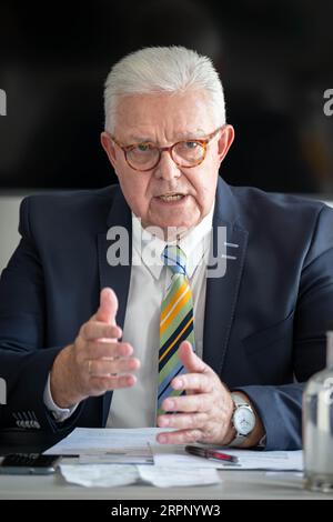 05 septembre 2023, Basse-Saxe, Dötlingen : Friedrich-Otto Ripke, président de l'Association des volailles de Basse-Saxe (NGW), prend la parole lors d'une conférence de presse. L'occasion est l'assemblée générale de l'industrie avicole de Basse-Saxe (NGW). La NGW avec siège à Oldenburg représente 1600 membres selon ses propres données. En Basse-Saxe, la plupart des volailles sont conservées dans une comparaison nationale. Photo : Sina Schuldt/dpa Banque D'Images