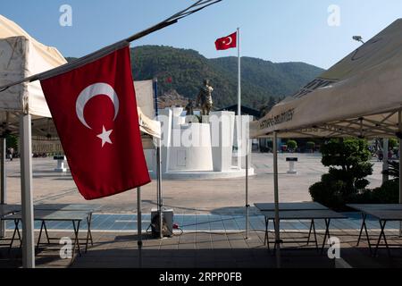 La statue de Mustafa Kemal Atatürk à Fethiye, Turquie. Atatürk (c. 1881 - 1938) était un maréchal turc, homme d'État révolutionnaire, auteur, et le père fondateur de la République de Turquie, servant en tant que premier président de 1923 jusqu'à sa mort en 1938. Il a entrepris des réformes progressistes radicales, qui ont modernisé la Turquie en une nation laïque et industrialisante. Banque D'Images