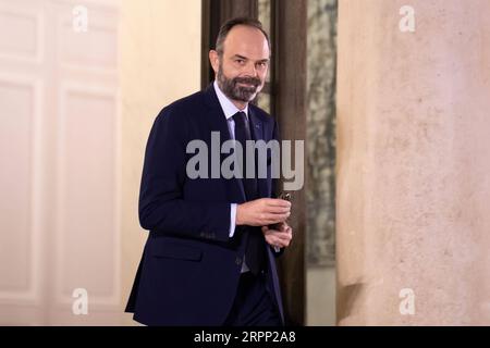 200308 -- PARIS, le 8 mars 2020 Xinhua -- départ du Premier ministre français Edouard Philippe après une réunion à l'Elysée à Paris, France, le 8 mars 2020. La France, où plus de 1 000 cas positifs de coronavirus ont été détectés, interdirait temporairement les rassemblements publics de plus de 1 000 personnes pour contenir l’épidémie, a annoncé dimanche le ministre de la Santé Olivier Veran. Jack Chan/document via Xinhua FRANCE-PARIS-CORONAVIRUS-INTERDICTION TEMPORAIRE PUBLICATIONxNOTxINxCHN Banque D'Images