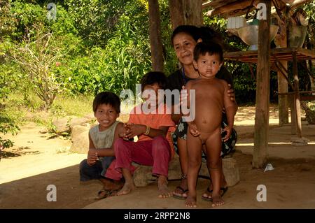 Famille Guarani, état de Sao Paulo, Brésil Banque D'Images