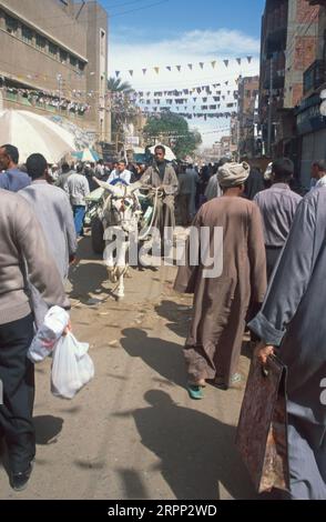 Mule et charrette dans le souk à Assouan Egypte Banque D'Images