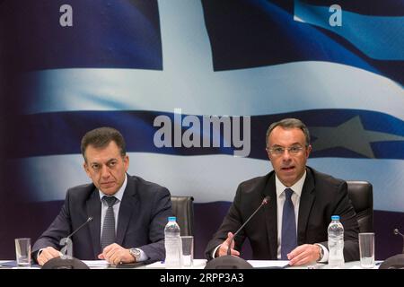 200309 -- ATHÈNES, le 9 mars 2020 -- le ministre grec du travail et des Affaires sociales Ioannis Vroutsis L et le ministre grec des Finances Christos Staikouras assistent à une conférence de presse à Athènes, en Grèce, le 9 mars 2020. La Grèce a demandé aux créanciers européens de donner un espace budgétaire pour faire face aux dépenses supplémentaires nécessaires à la gestion de la nouvelle épidémie de coronavirus et à la pression migratoire accrue, a déclaré lundi le ministre grec des Finances Christos Staikouras. GRÈCE-ATHÈNES-ESPACE FISCAL-COVID-19-DEMANDE MARIOSXLOLOS PUBLICATIONXNOTXINXCHN Banque D'Images