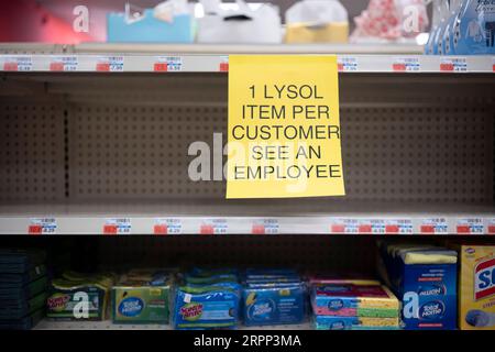 200310 -- PÉKIN, le 10 mars 2020 -- Un avis de limitation des ventes de lingettes désinfectantes est photographié dans une pharmacie de New York, aux États-Unis, le 7 mars 2020. POUR ALLER AVEC LES GROS TITRES XINHUA DU 10 MARS 2020. MARCHÉS BOURSIERS MONDIAUX-CRASH-VIRUS PÉTROLIER CRAINT LIXMUZI PUBLICATIONXNOTXINXCHN Banque D'Images