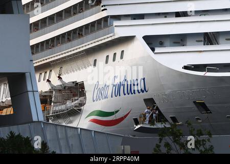 200310 -- SINGAPOUR, le 10 mars 2020 Xinhua -- le navire de croisière italien Costa Fortuna accoste au Marina Bay Cruise Centre à Singapour le 10 mars 2020. Costa Fortuna a été détournée des ports de Thaïlande et de Malaisie lors de sa récente croisière. Singapour est le port d'attache de la Costa Fortuna, qui est parti pour la croisière actuelle de Singapour le 3 mars. Xinhua/puis Chih Wey SINGAPORE-COSTA FORTUNA-DOCK PUBLICATIONxNOTxINxCHN Banque D'Images