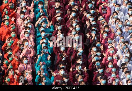 200310 -- WUHAN, le 10 mars 2020 -- les travailleurs médicaux saluent la fermeture d'un hôpital temporaire dans le district de Wuchang à Wuhan, dans la province du Hubei, au centre de la Chine, le 10 mars 2020. Les deux derniers hôpitaux temporaires de Wuhan, épicentre de l épidémie de coronavirus dans la province du Hubei du centre de la Chine, ont été fermés mardi, marquant la fermeture des 16 hôpitaux temporaires de la ville. CHINE-WUHAN-HÔPITAUX TEMPORAIRES-FERMETURE CN XIAOXYIJIU PUBLICATIONXNOTXINXCHN Banque D'Images