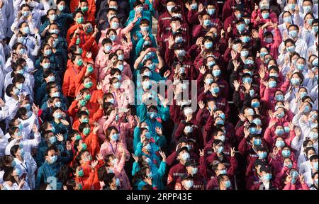 200310 -- WUHAN, le 10 mars 2020 -- les travailleurs médicaux saluent la fermeture d'un hôpital temporaire dans le district de Wuchang à Wuhan, dans la province du Hubei, au centre de la Chine, le 10 mars 2020. Les deux derniers hôpitaux temporaires de Wuhan, épicentre de l épidémie de coronavirus dans la province du Hubei du centre de la Chine, ont été fermés mardi, marquant la fermeture des 16 hôpitaux temporaires de la ville. CHINE-WUHAN-HÔPITAUX TEMPORAIRES-FERMETURE CN XIAOXYIJIU PUBLICATIONXNOTXINXCHN Banque D'Images