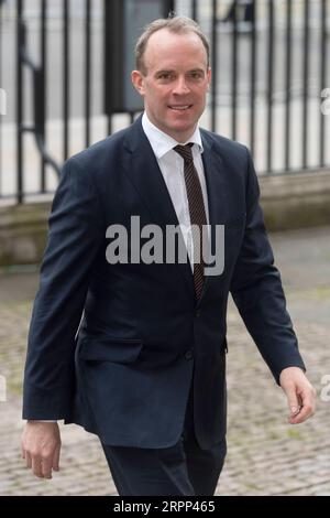 200310 -- LONDRES, le 10 mars 2020 -- le ministre britannique des Affaires étrangères Dominic Raab arrive à l'abbaye de Westminster pour assister au Commonwealth Service annuel le jour du Commonwealth à Londres, en Grande-Bretagne, le 9 mars 2020. Photo Ray Tang/Xinhua BRITAIN-LONDON-COMMONWEALTH SERVICE- WESTMINSTER ABBEY HanxYan PUBLICATIONxNOTxINxCHN Banque D'Images