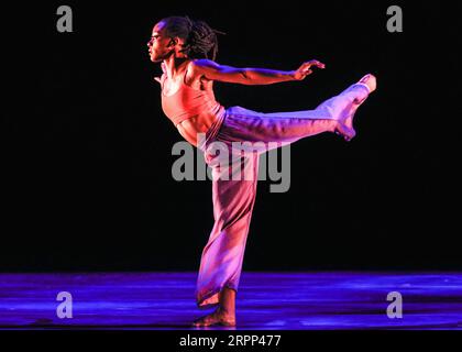 Londres, Royaume-Uni. 05 septembre 2023. Jacquelin Harris interprète un extrait de deux minutes de la pièce. Alvin Ailey American Dance Theater présente leur 'Mixed Bill' au Sadler's Well's Theatre à Londres. La compagnie de danse populaire apporte son mélange unique de mouvement contemporain et classique sur la scène londonienne, avec des spectacles se déroulant du 5 au 16 septembre 2023. Crédit : Imageplotter/Alamy Live News Banque D'Images