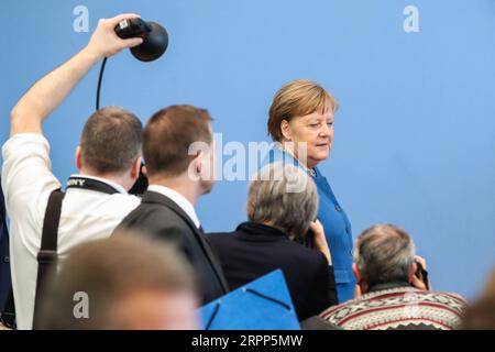 200311 -- BERLIN, le 11 mars 2020 -- la chancelière allemande Angela Merkel arrive pour une conférence de presse sur la situation du COVID-19 en Allemagne, à Berlin, capitale de l'Allemagne, le 11 mars 2020. La chancelière allemande Angela Merkel a déclaré lors d’une conférence de presse mercredi que des mesures drastiques étaient nécessaires pour ralentir la propagation du nouveau coronavirus. ALLEMAGNE-BERLIN-COVID-19-CONFÉRENCE DE PRESSE ShanxYuqi PUBLICATIONxNOTxINxCHN Banque D'Images