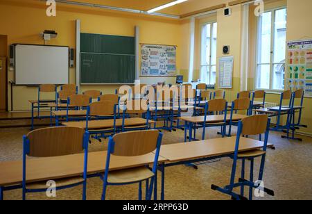 200311 -- PRAGUE, le 11 mars 2020 -- une salle de classe vide est vue dans une école primaire de la rue Vodickova à Prague, en République tchèque, le 11 mars 2020. Toutes les écoles primaires et secondaires et les établissements d’enseignement supérieur de la République tchèque ont été fermés mercredi pour freiner la propagation du COVID-19. Photo de Dana Kesnerova/Xinhua RÉPUBLIQUE TCHÈQUE-PRAGUE-COVID-19 YangxXiaohong PUBLICATIONxNOTxINxCHN Banque D'Images