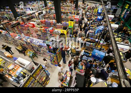 200312 -- BEYROUTH, le 12 mars 2020 Xinhua -- des gens locaux font la queue pour payer les marchandises dans un supermarché à Beyrouth, capitale du Liban, le 11 mars 2020. Le ministère libanais de la Santé a confirmé mercredi que le nombre de cas de COVID-19 était passé à 61 et qu'un deuxième cas de décès causé par le virus a été enregistré. Avec la propagation du COVID-19 au Liban, les Libanais ont commencé à se précipiter pour acheter de la nourriture et d’autres fournitures quotidiennes. Photo de Bilal Jawich/Xinhua LEBANON-BEIRUT-COVID-19-DAILY SUPPLIES PUBLICATIONxNOTxINxCHN Banque D'Images