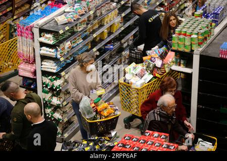 200312 -- BEYROUTH, le 12 mars 2020 Xinhua -- la population locale sélectionne des produits dans un supermarché à Beyrouth, capitale du Liban, le 11 mars 2020. Le ministère libanais de la Santé a confirmé mercredi que le nombre de cas de COVID-19 était passé à 61 et qu'un deuxième cas de décès causé par le virus a été enregistré. Avec la propagation du COVID-19 au Liban, les Libanais ont commencé à se précipiter pour acheter de la nourriture et d’autres fournitures quotidiennes. Photo de Bilal Jawich/Xinhua LEBANON-BEIRUT-COVID-19-DAILY SUPPLIES PUBLICATIONxNOTxINxCHN Banque D'Images