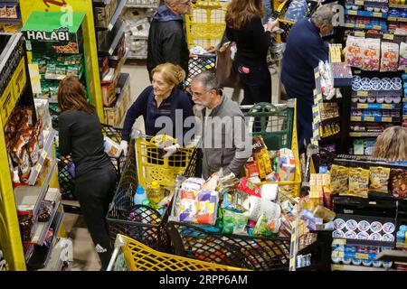 200312 -- BEYROUTH, le 12 mars 2020 Xinhua -- la population locale sélectionne des produits dans un supermarché à Beyrouth, capitale du Liban, le 11 mars 2020. Le ministère libanais de la Santé a confirmé mercredi que le nombre de cas de COVID-19 était passé à 61 et qu'un deuxième cas de décès causé par le virus a été enregistré. Avec la propagation du COVID-19 au Liban, les Libanais ont commencé à se précipiter pour acheter de la nourriture et d’autres fournitures quotidiennes. Photo de Bilal Jawich/Xinhua LEBANON-BEIRUT-COVID-19-DAILY SUPPLIES PUBLICATIONxNOTxINxCHN Banque D'Images