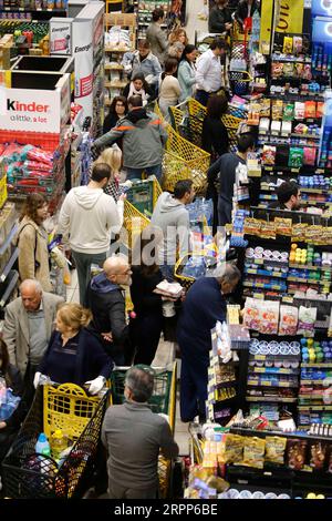 200312 -- BEYROUTH, le 12 mars 2020 Xinhua -- la population locale sélectionne des produits dans un supermarché à Beyrouth, capitale du Liban, le 11 mars 2020. Le ministère libanais de la Santé a confirmé mercredi que le nombre de cas de COVID-19 était passé à 61 et qu'un deuxième cas de décès causé par le virus a été enregistré. Avec la propagation du COVID-19 au Liban, les Libanais ont commencé à se précipiter pour acheter de la nourriture et d’autres fournitures quotidiennes. Photo de Bilal Jawich/Xinhua LEBANON-BEIRUT-COVID-19-DAILY SUPPLIES PUBLICATIONxNOTxINxCHN Banque D'Images