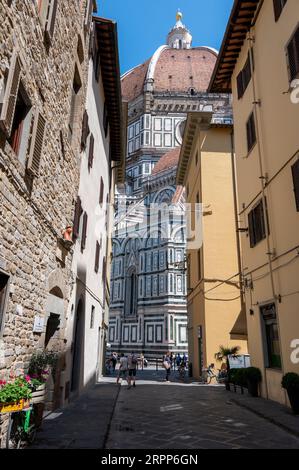 D'une rue latérale étroite vers le dôme de Santa Maria del Fiore, (cathédrale de Florence) sur la Piazza del Duomo à Florence dans la région toscane de celui-ci Banque D'Images