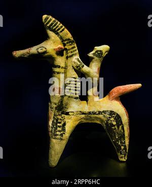 Cavalier sur un cheval 9e-8e siècle av. J.-C. Athènes, Musée, grec, Grèce. . La figurine équestre en terre cuite du Musée d'Art cycladique, avec un décor peint en noir et rouge sur un slip ocre-brun, est un exemple remarquable d'un atelier chypriote de bichrome Ware à Idalion ou Salamis. Banque D'Images