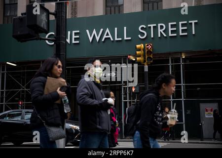 200312 -- NEW YORK, le 12 mars 2020 -- Un piéton portant un masque facial marche le long de Broadway près du New York stock Exchange NYSE à New York, aux États-Unis, le 11 mars 2020. Mercredi soir, il y avait plus de 1 300 cas confirmés et 38 décès aux États-Unis, selon un outil de suivi développé par le Center for Systems Science and Engineering de l’Université Johns Hopkins. Photo par /Xinhua U.S.-NEW YORK-COVID-19-CAS CONFIRMÉS MichaelxNagle PUBLICATIONxNOTxINxCHN Banque D'Images