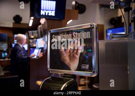 200312 -- NEW YORK, le 12 mars 2020 -- Un Trader travaille à côté d'une station de désinfection à la Bourse de New York NYSE à New York, aux États-Unis, le 11 mars 2020. Mercredi soir, il y avait plus de 1 300 cas confirmés et 38 décès aux États-Unis, selon un outil de suivi développé par le Center for Systems Science and Engineering de l’Université Johns Hopkins. Photo par /Xinhua U.S.-NEW YORK-COVID-19-CAS CONFIRMÉS MichaelxNagle PUBLICATIONxNOTxINxCHN Banque D'Images