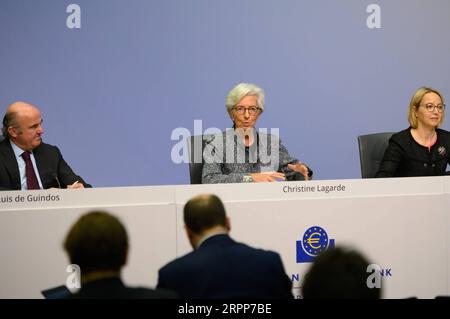 200312 -- FRANCFORT, le 12 mars 2020 Xinhua -- la Présidente de la Banque centrale européenne Christine Lagarde C prend la parole lors d'une conférence de presse au siège de la BCE à Francfort, en Allemagne, le 12 mars 2020. La Banque centrale européenne BCE a décidé jeudi de laisser les taux directeurs inchangés, mais a déployé un paquet complet de mesures de politique monétaire pour assurer un soutien de liquidité face aux préoccupations liées à la COVID-19. BCE/document via Xinhua À USAGE ÉDITORIAL UNIQUEMENT. NON DESTINÉ À LA VENTE POUR DES CAMPAGNES DE MARKETING OU DE PUBLICITÉ. ALLEMAGNE-FRANCFORT-BCE-CONFÉRENCE DE PRESSE-POLITIQUE MONÉTAIRE-COVID-19 PUBLICATIONXNOTXINXCHN Banque D'Images