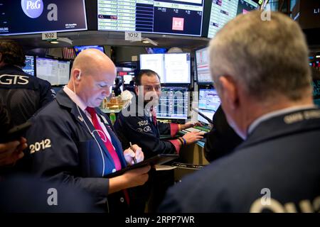 200312 -- NEW YORK, le 12 mars 2020 Xinhua -- les commerçants travaillent à la New York stock Exchange NYSE à New York, aux États-Unis, le 12 mars 2020. Les actions américaines ont prolongé leurs pertes après une interruption de négociation de 15 minutes jeudi matin. Le S&P 500 a baissé de 7 % peu de temps après la cloche d'ouverture, déclenchant un disjoncteur clé qui a interrompu les échanges pendant 15 minutes. C'était le deuxième arrêt de 15 minutes de Wall Street cette semaine. XINHUA U.S.-NEW YORK-ACTIONS-TRADING STOPPE PUBLICATIONXNOTXINXCHN Banque D'Images