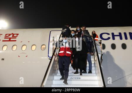 200312 -- ROME, le 12 mars 2020 -- les membres d'une équipe d'aide chinoise arrivent à l'aéroport de Fiumicino à Rome, en Italie, lors du match 12, 2020. Un vol charter transportant une équipe d aide chinoise de neuf membres, ainsi que des tonnes de fournitures médicales, est arrivé jeudi soir à l aéroport de Fiumicino, dans le cadre des efforts déployés par la Chine pour aider l Italie à contenir la nouvelle épidémie de coronavirus. ITALIE-ROME-ÉPIDÉMIE DE CORONAVIRUS-ÉQUIPE D'AIDE CHINOISE-ARRIVÉE CHENGXTINGTING PUBLICATIONXNOTXINXCHN Banque D'Images