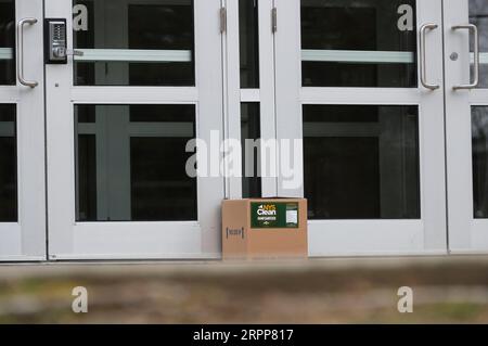 200312 -- NEW YORK, le 12 mars 2020 -- Une boîte de désinfectants pour les mains est vue devant la porte verrouillée de Young Israel, une synagogue située au centre d'une zone de confinement d'un rayon d'un kilomètre à New Rochelle, dans l'État de New York, aux États-Unis, le 12 mars 2020. L’État américain de New York a mis en place une soi-disant zone de confinement dans un hotspot COVID-19 jeudi, avec des troupes de la Garde nationale envoyées sur place pour nettoyer les surfaces et livrer de la nourriture aux personnes en quarantaine. ÉTATS-UNIS-NEW YORK-NEW ROCHELLE- ZONE DE CONFINEMENT -COVID-19 WANGXYING PUBLICATIONXNOTXINXCHN Banque D'Images